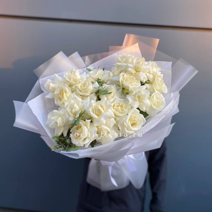 Пышный букет из белых роз в Йошкар-Оле