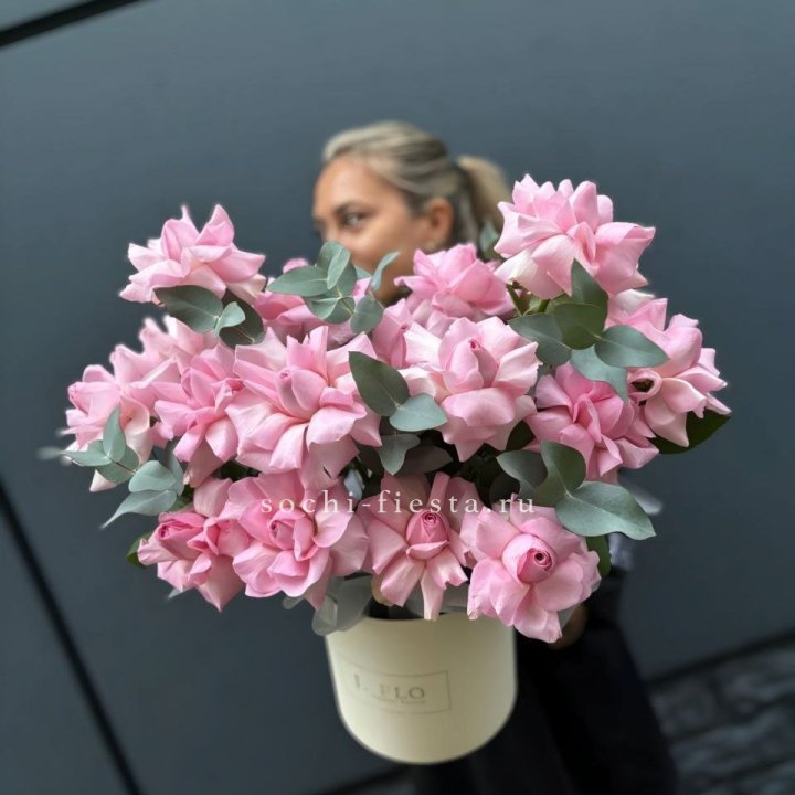 17 Розовых французских роз в боксе в Йошкар-Оле