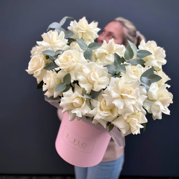 25 Французских белых роз в боксе в Йошкар-Оле