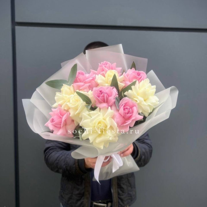 11 бело-розовых роз в Йошкар-Оле