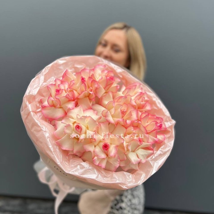 9 французских роз Джумилия в нежном оформлении в Йошкар-Оле