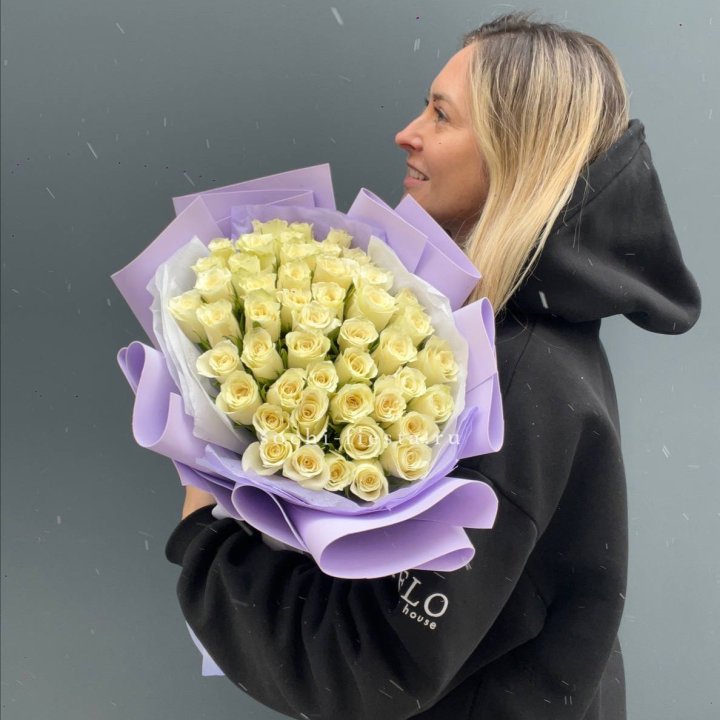 51 белая кенийская роза в оформлении в Йошкар-Оле