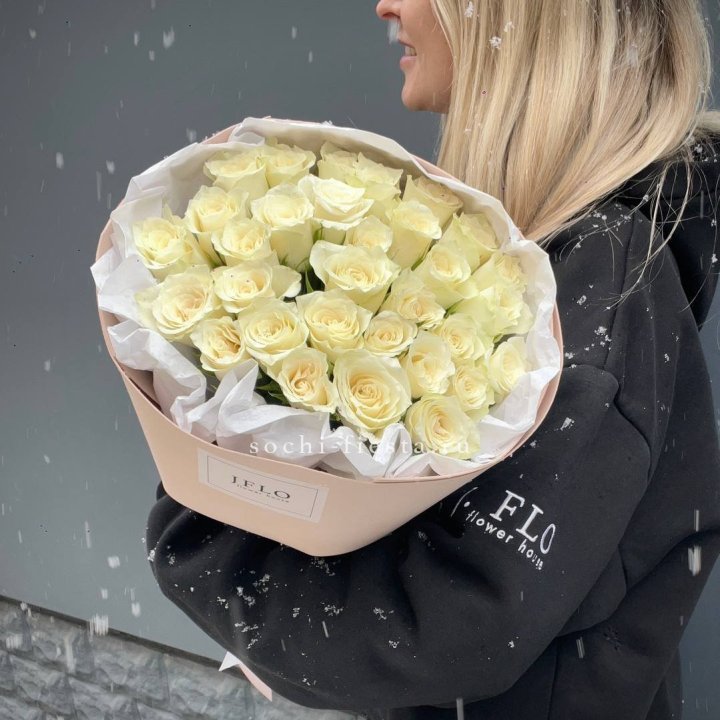 31 белая роза в оформлении в Йошкар-Оле