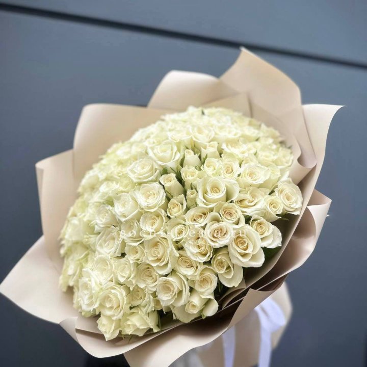 101 белая роза Атена в Йошкар-Оле