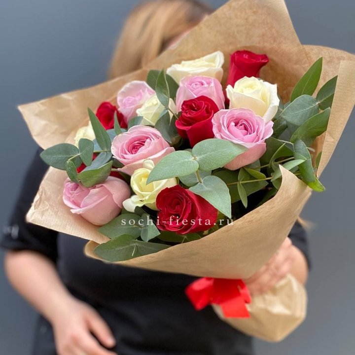 Букет из 15 роз с эвкалиптом в Йошкар-Оле