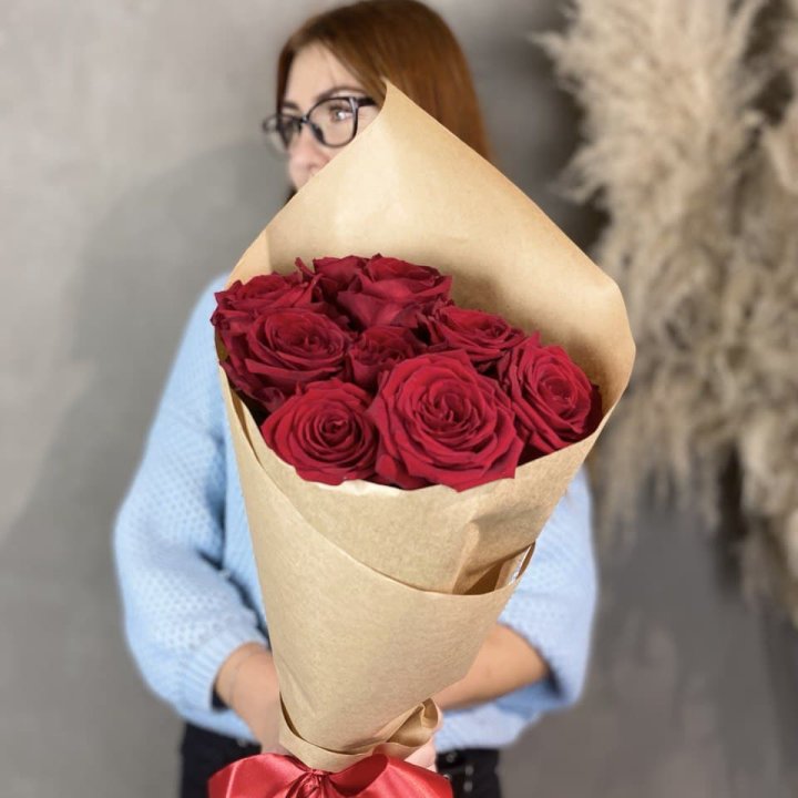 9 красных роз в крафте в Йошкар-Оле