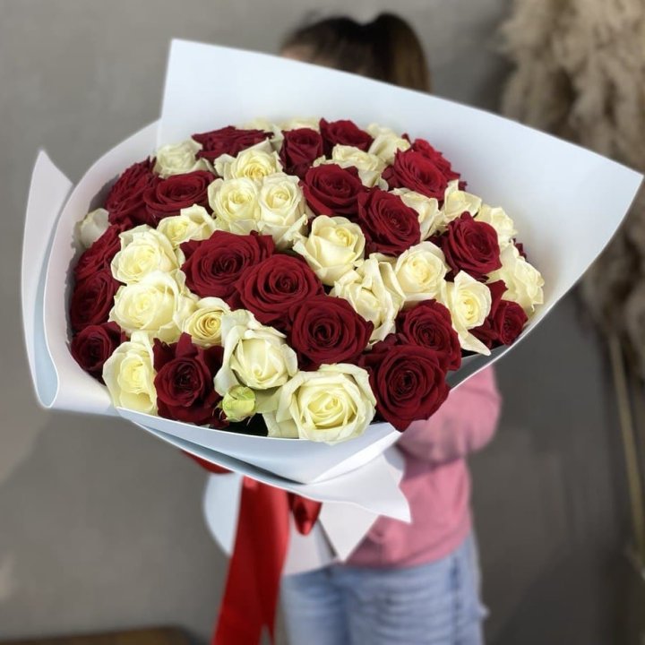51 красная и белая роза в Йошкар-Оле
