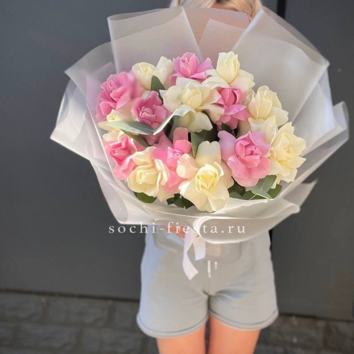 15 бело-розовых роз в Йошкар-Оле