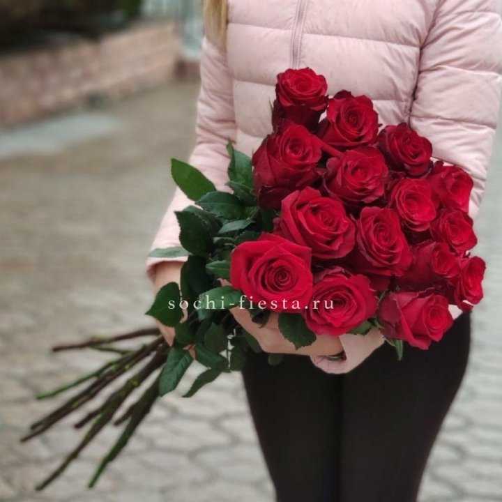 15 высоких красных роз в Йошкар-Оле