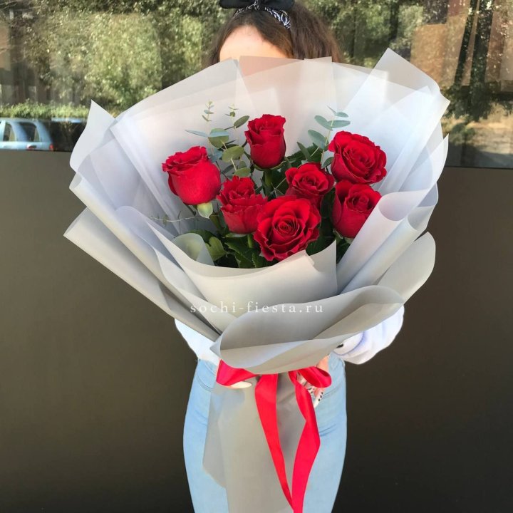 7 красных роз с эвкалиптом  в Йошкар-Оле