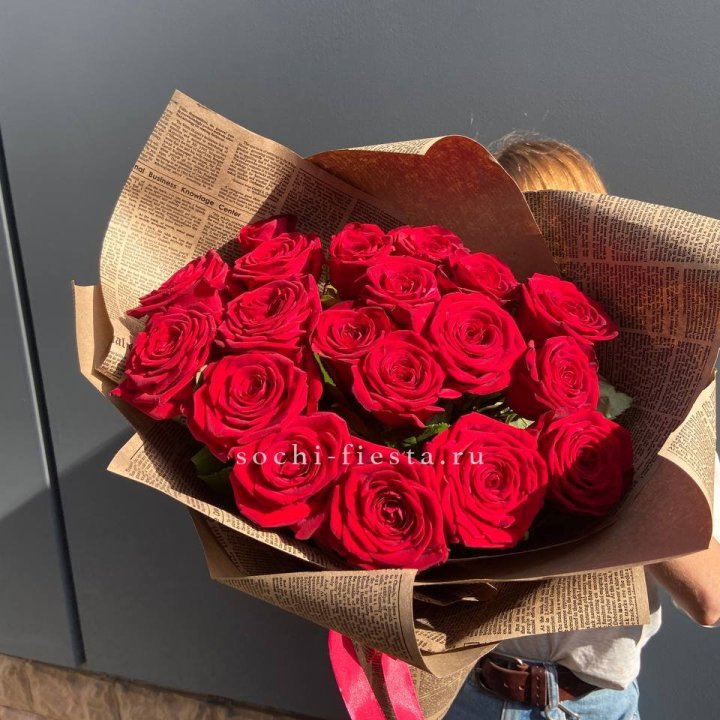 19 красных роз Леди Крафт в Йошкар-Оле