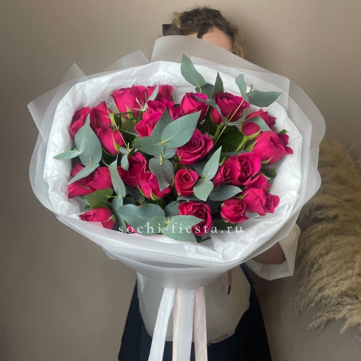 25 малиновых роз с эвкалиптом в Йошкар-Оле