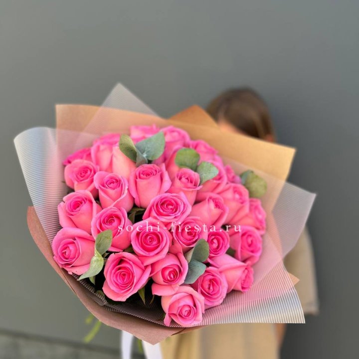 31 розовая роза с эвкалиптом в Йошкар-Оле