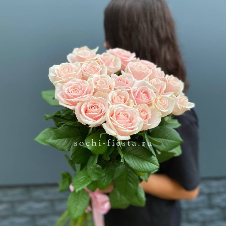 Высокие розовые розы в Йошкар-Оле