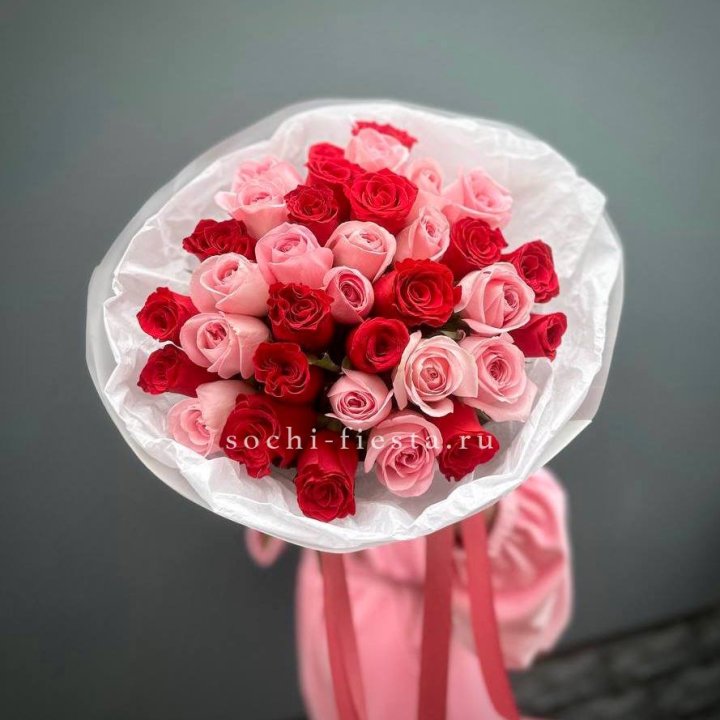 Букет красных и розовых 35 роз в Йошкар-Оле