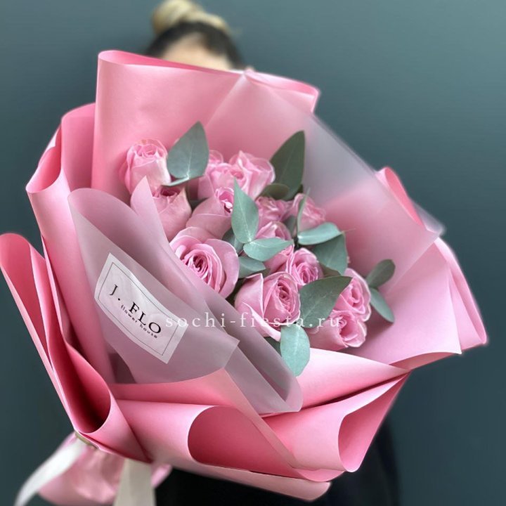 15 Розовых роз с эвкалиптом в Йошкар-Оле