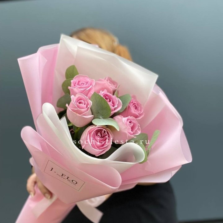 7 розовых роз с эвкалиптом в Йошкар-Оле