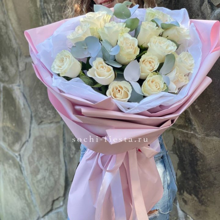 Белые розы в авторском оформлении в Йошкар-Оле