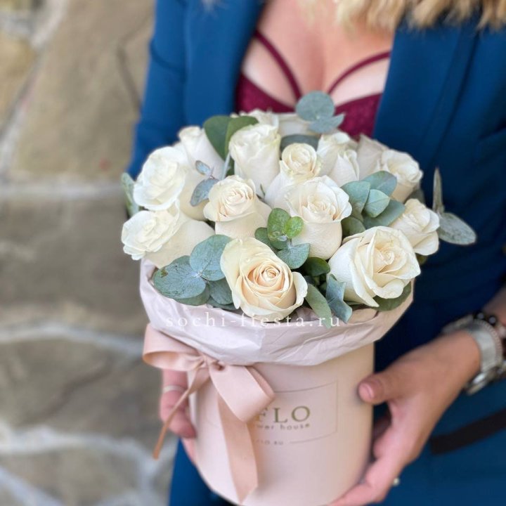 Цилиндр из белых роз в Йошкар-Оле