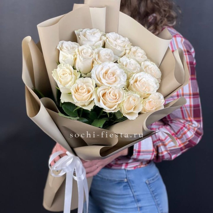 15 белых роз кофе в Йошкар-Оле