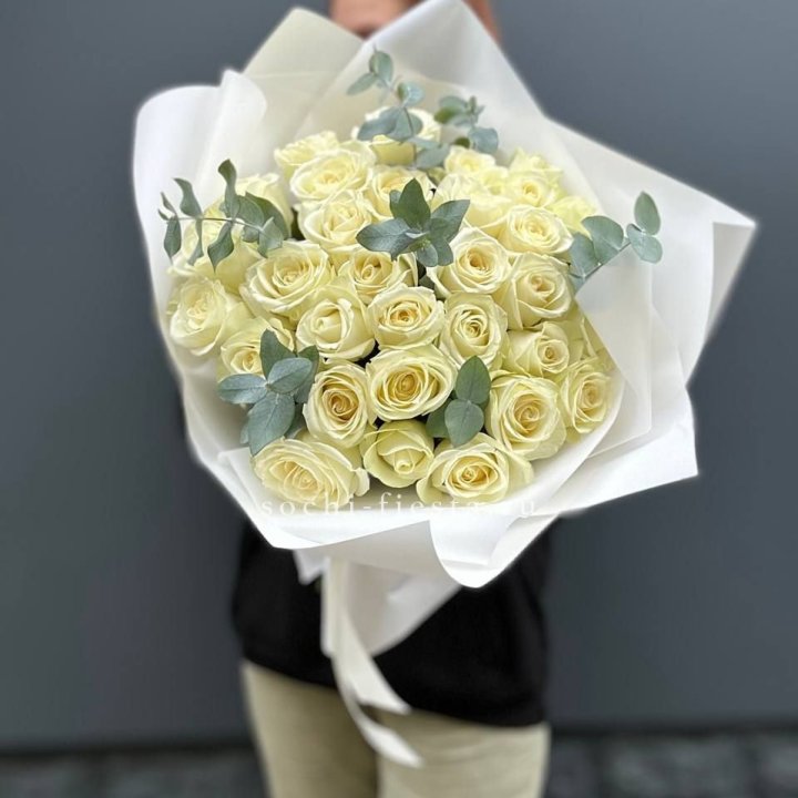 31 белая роза с эвкалиптом в Йошкар-Оле