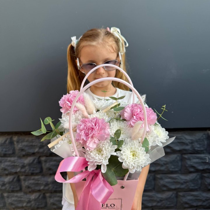 Сумочка из стойких хризантем и диантуса в Йошкар-Оле