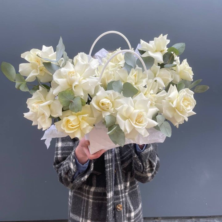 15 белых роз в сумочке в Йошкар-Оле