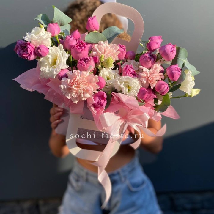 Сумочка с кустовой розой и диантусами в Йошкар-Оле