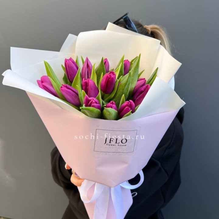 15 пурпурных тюльпанов в Йошкар-Оле