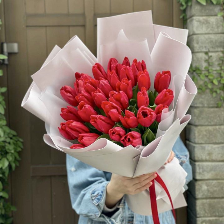 35 красных тюльпанов в Йошкар-Оле